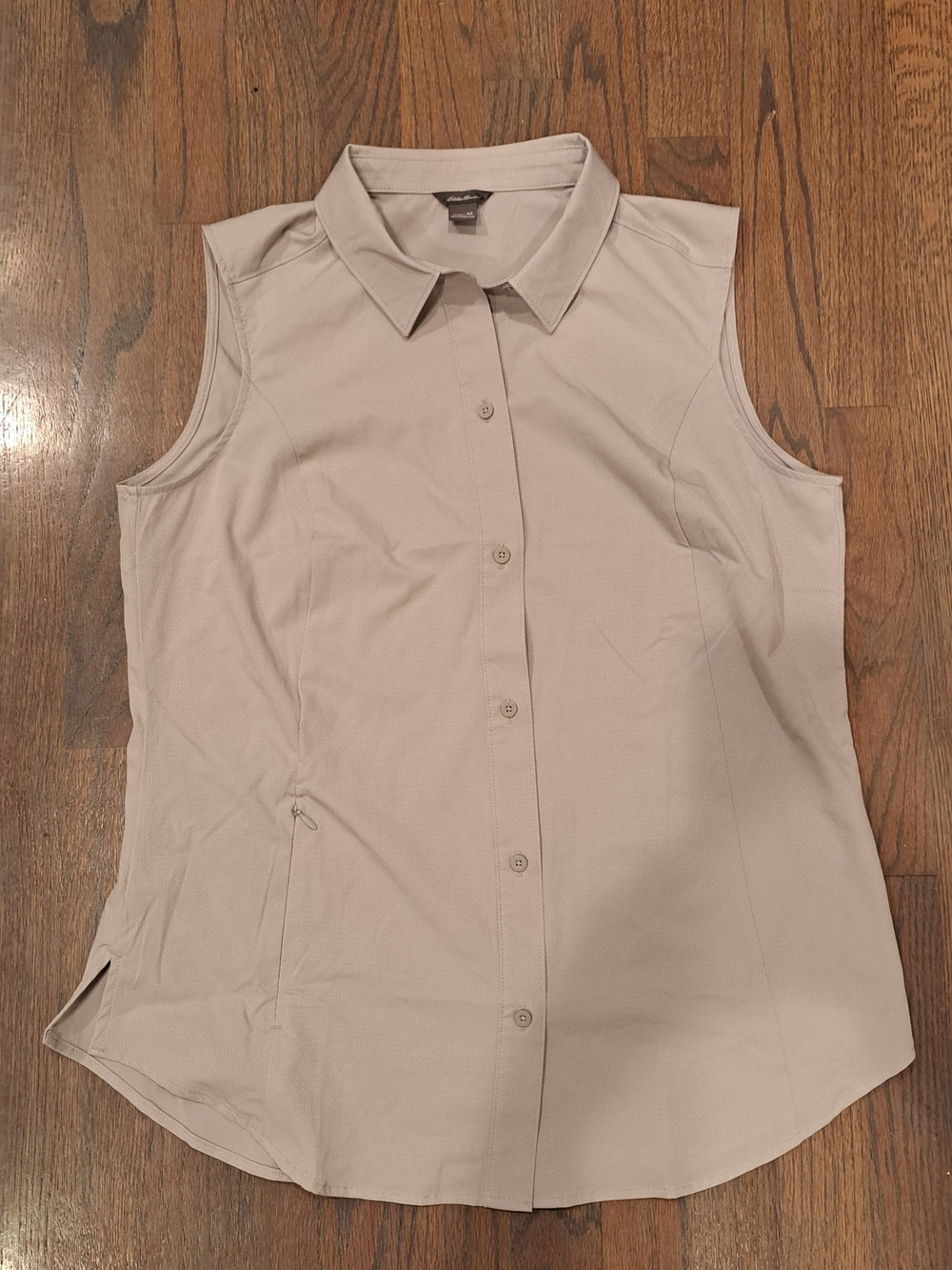 Eddie Bauer Sleeveless Button-Down Top in Light Gray